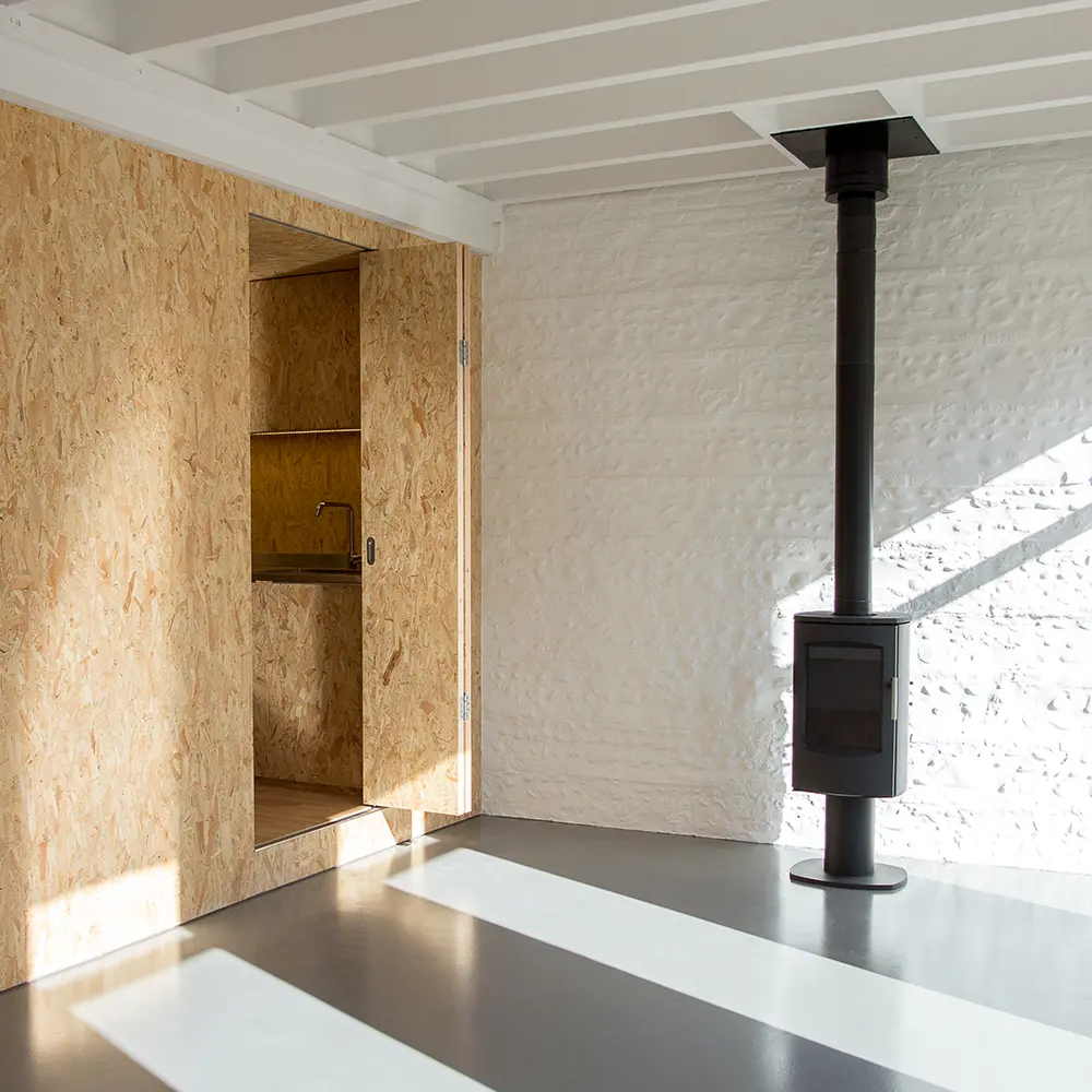 Intérieur en OSB et brique galets peints en blanc