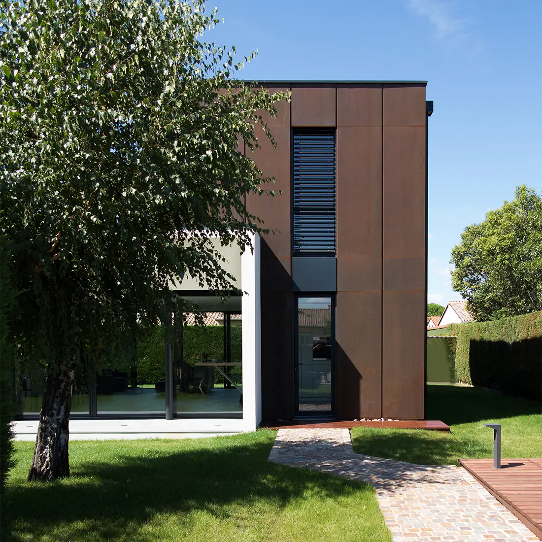 Façade d'une extension en acier corten